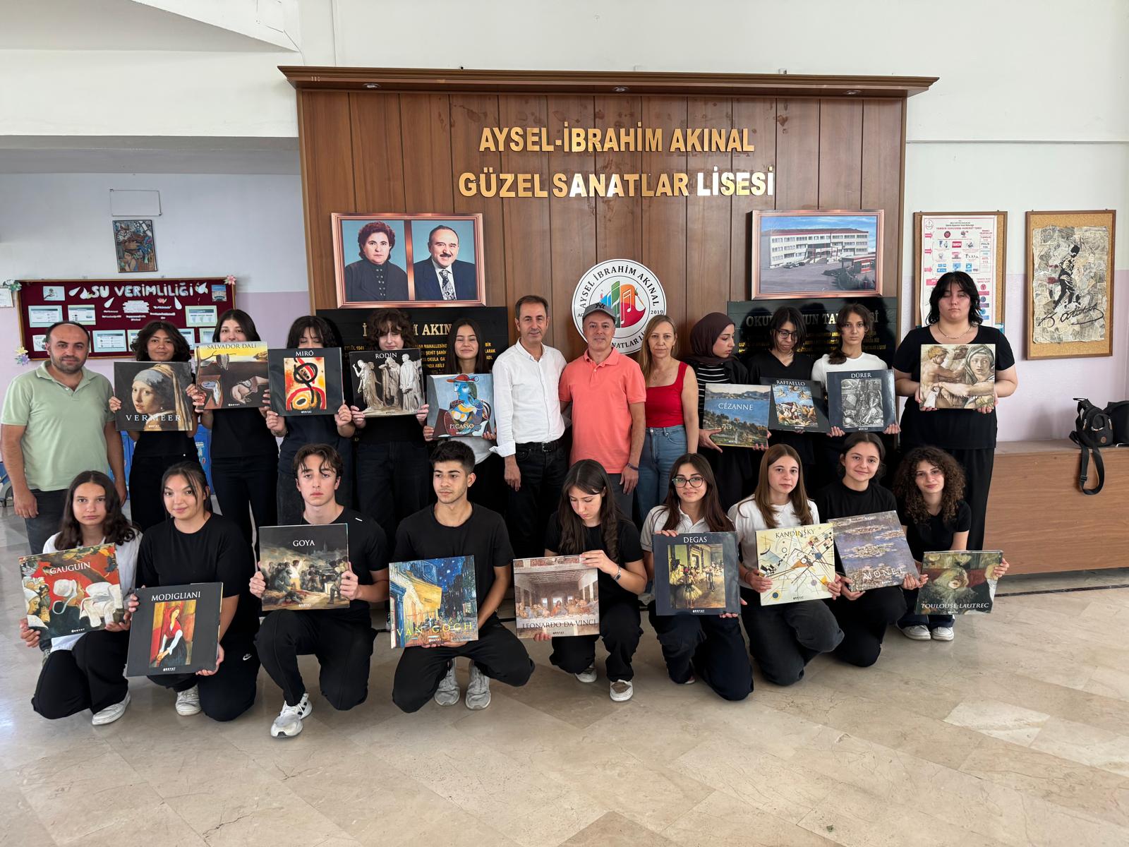 Kent Huzuru ve Güvenliği Çalışma Grubu Aysel-İbrahim Akınal  Güzel Sanatlar Lisesi kütüphanesine kitap bağışı 